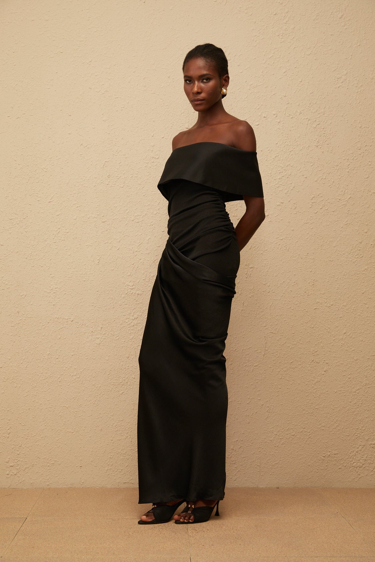 Éther Black Off-Shoulder Satin Maxi Dress