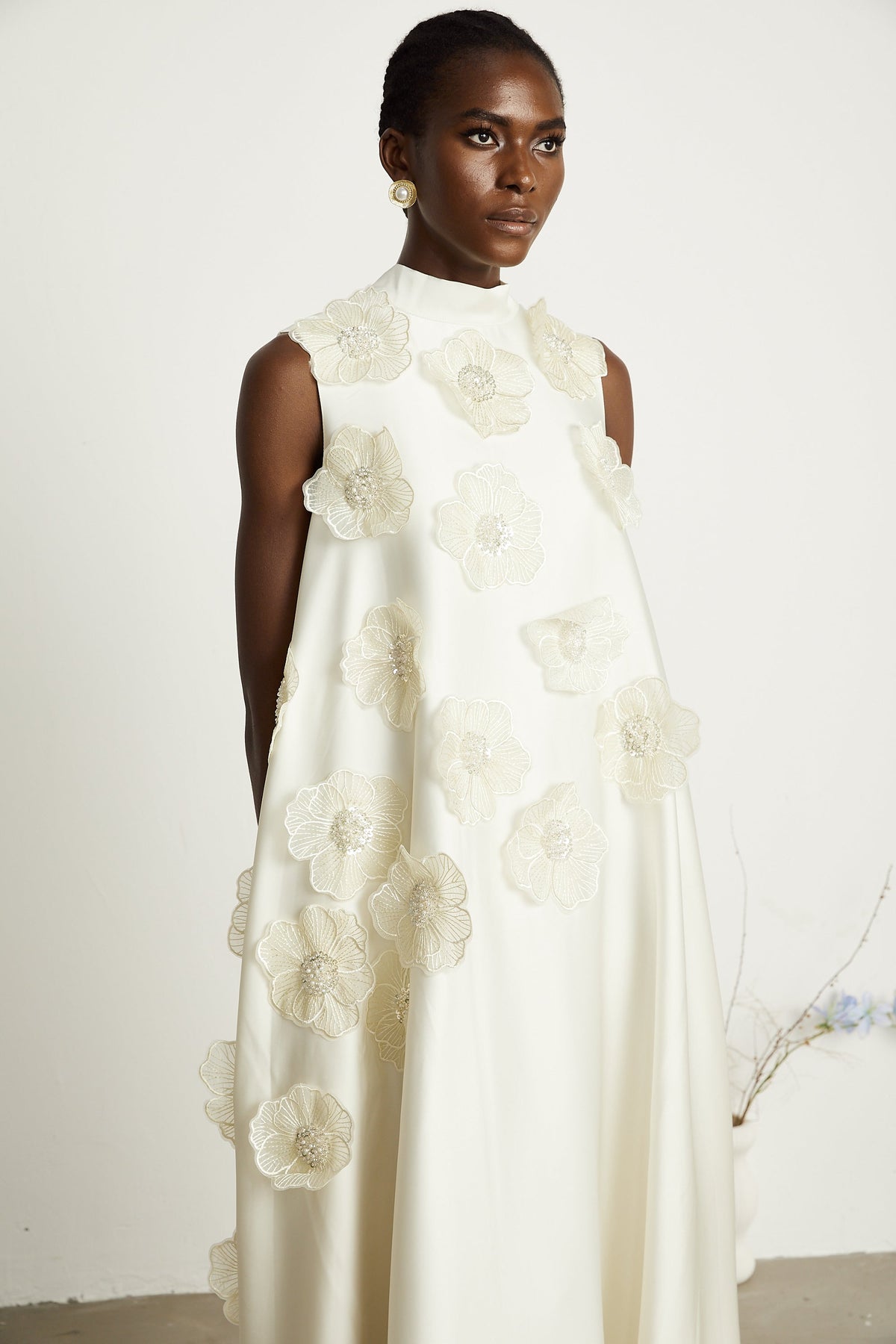 Émilie sleeveless floral-applique midi dress in White