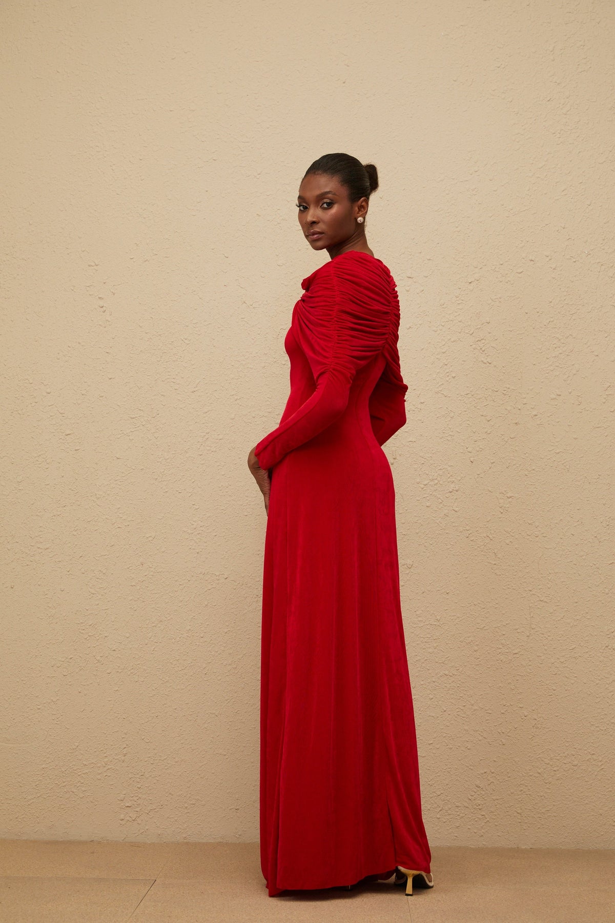 Moderne Red Cape-Design Ruched Maxi Dress