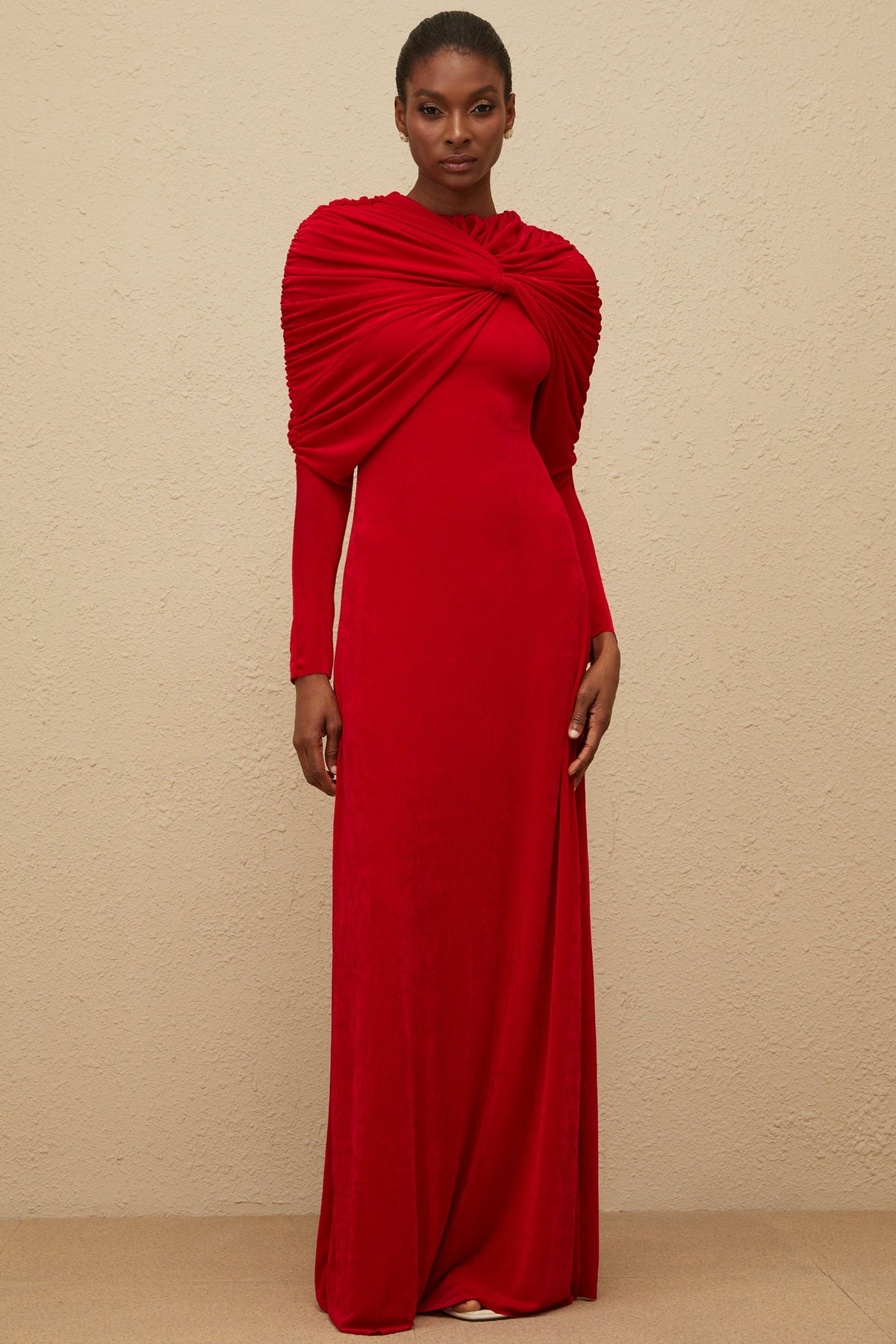Moderne Red Cape-Design Ruched Maxi Dress