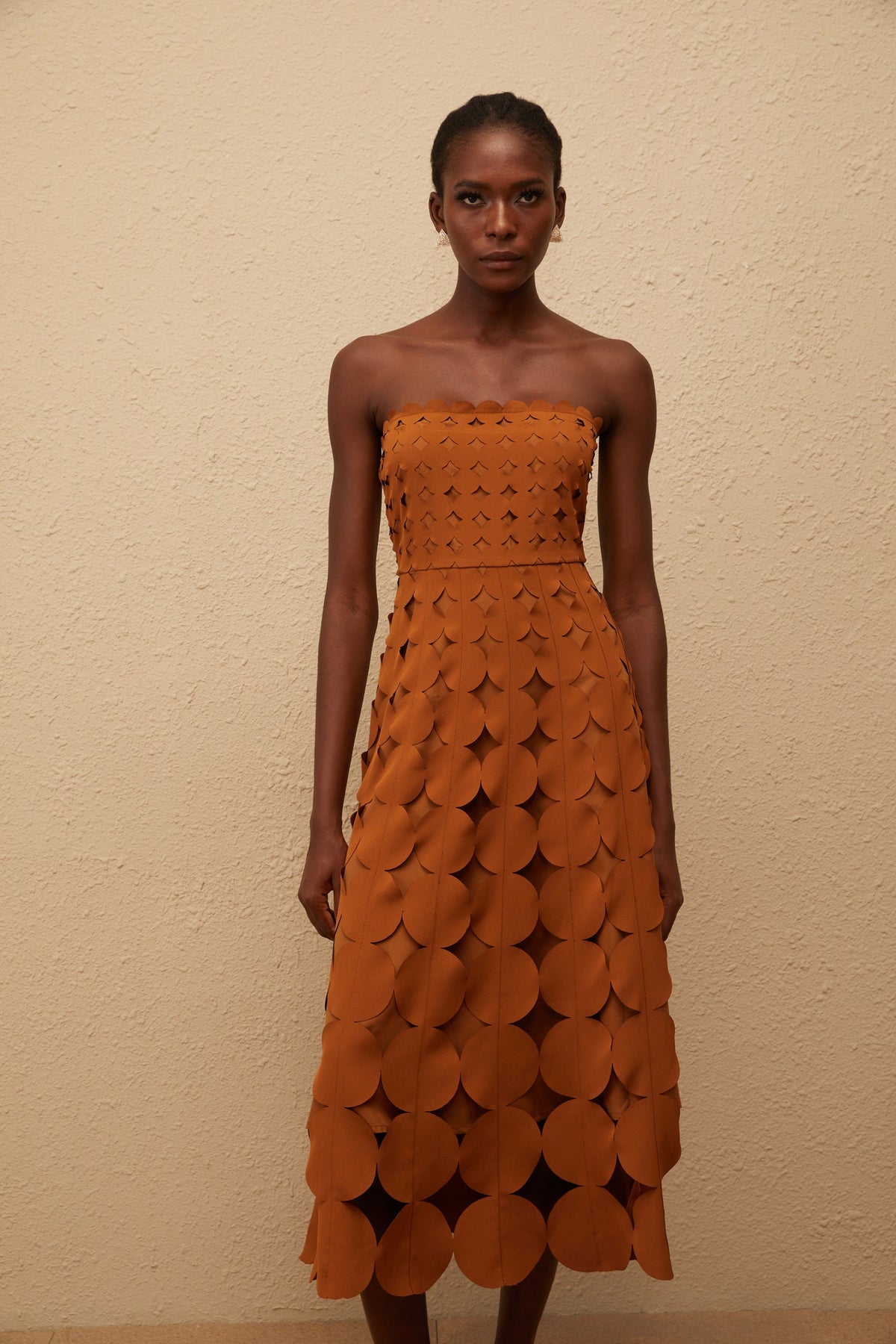 Daphné Brown Off Shoulder Scalloped Midi Dress