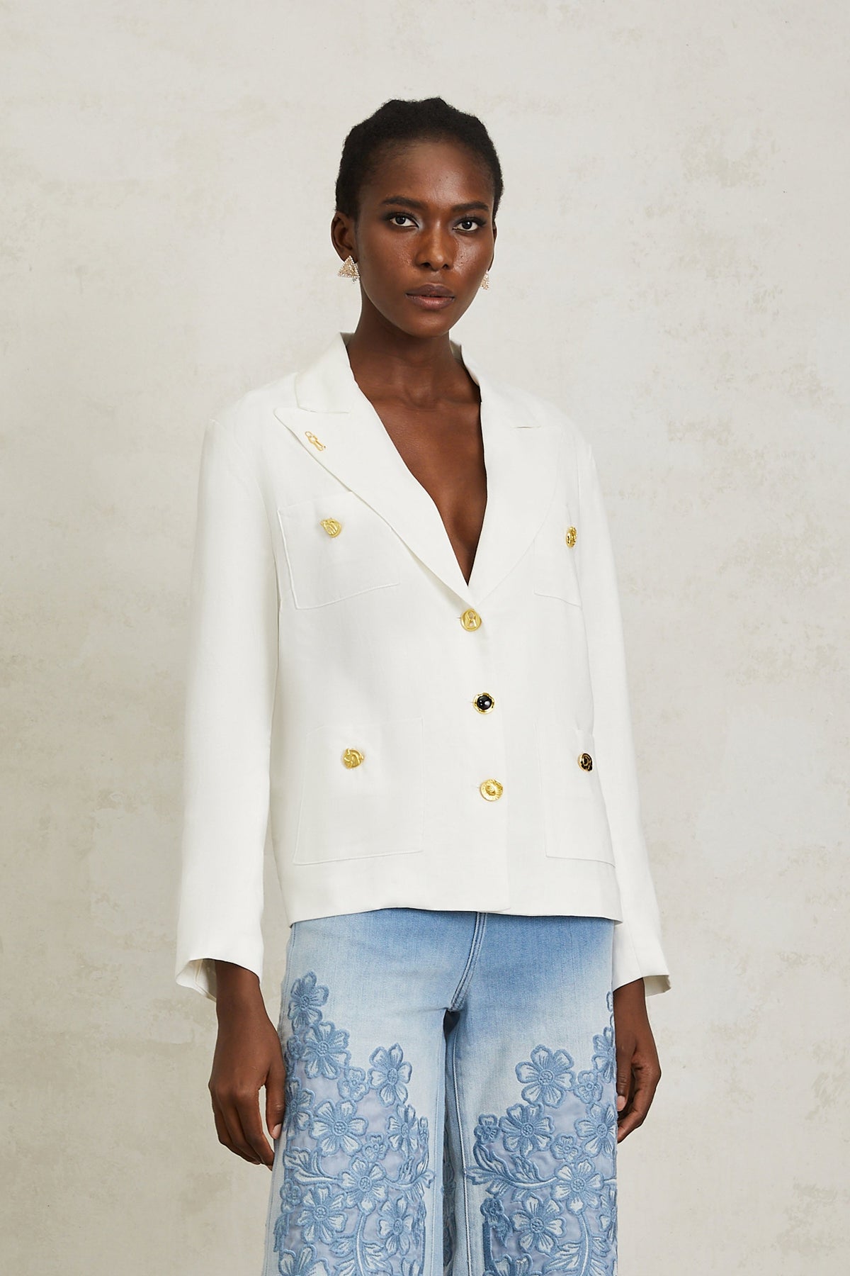Éliane White Decorative Button Linen Blazer