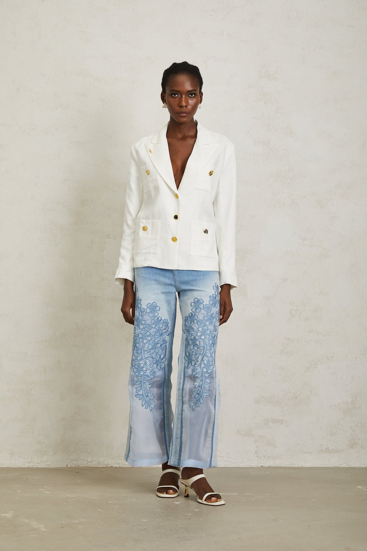 Éliane White Decorative Button Linen Blazer