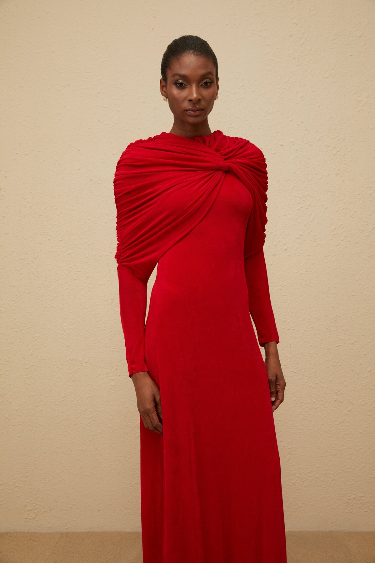 Moderne Red Cape-Design Ruched Maxi Dress