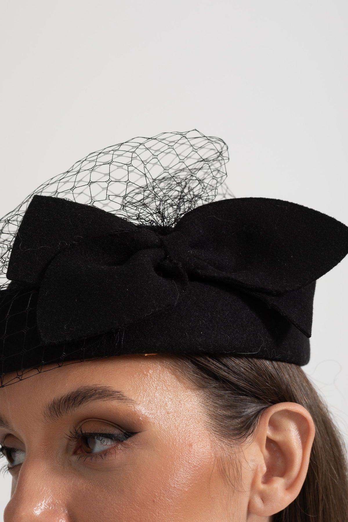 Elegant Hat With Delicate Netting And Decorative Bow Applique - Black