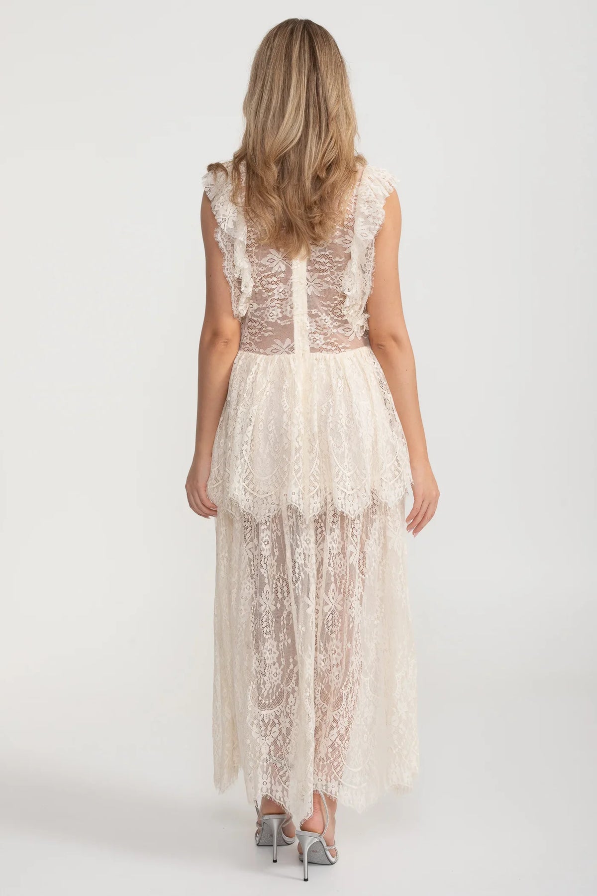 Elegant Vintage-Inspired Lace Dress With Ruffled Details And Layered Skirt - Ivoire