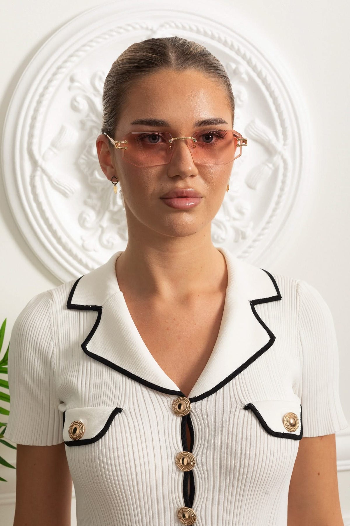 Rimless Geometric Sunglasses with Textured Gold Chain Temples – Pink