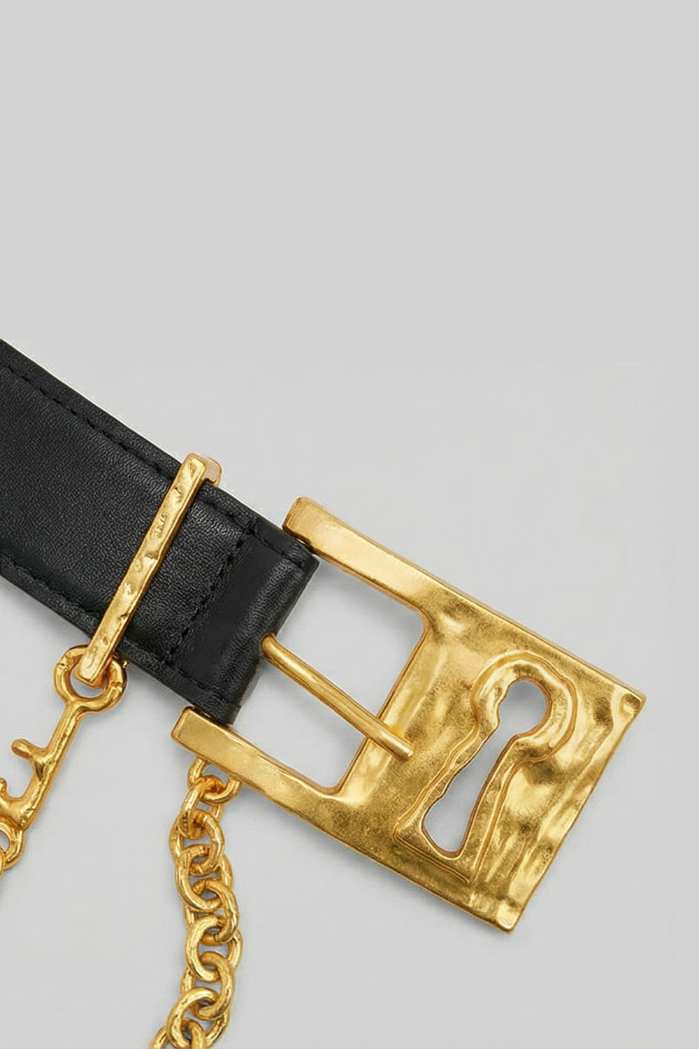 Belt with Keyhole Buckle and Chain Detail – Black
