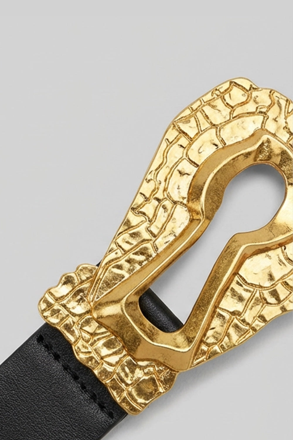 Belt with Hammered Sculptural Keyhole Buckle – Black
