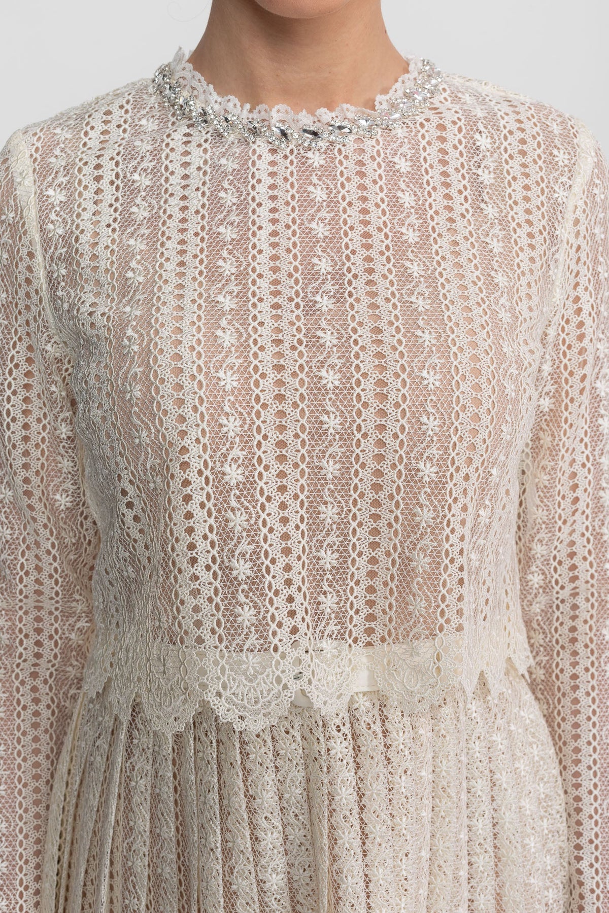 Lace Mini Dress With High Neckline And Pleated Skirt - Ivoire
