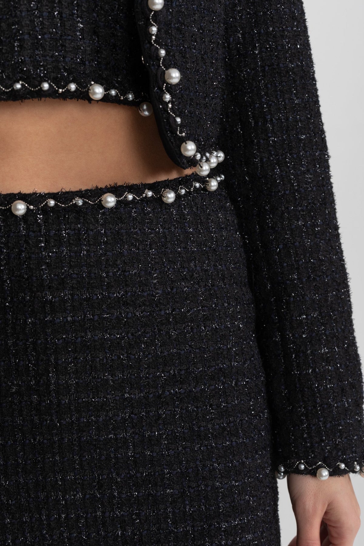 Pearl-Trim Cropped Tweed Blazer with Open Front – Black