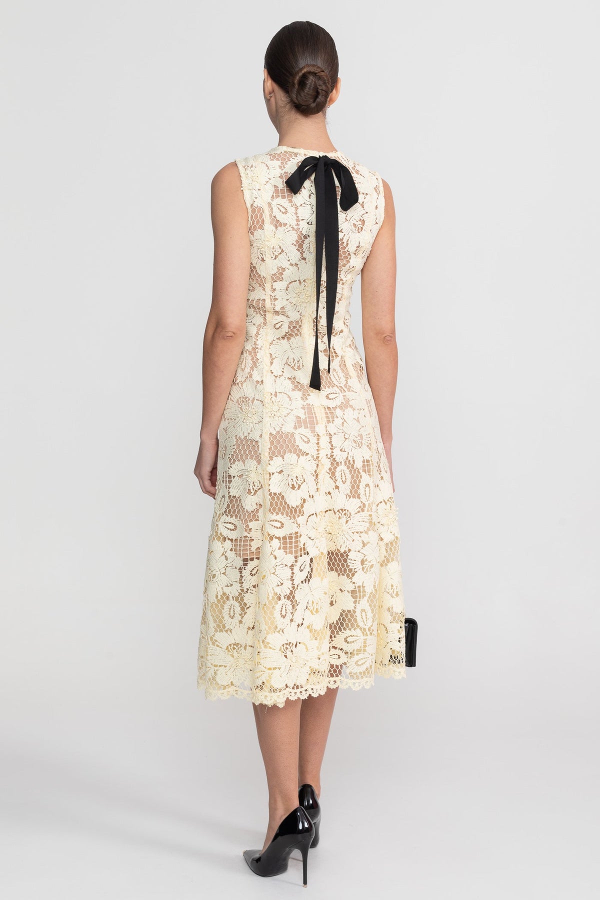 Lace Sleeveless Midi Dress With Round Neckline And Scalloped Hem - Yellow