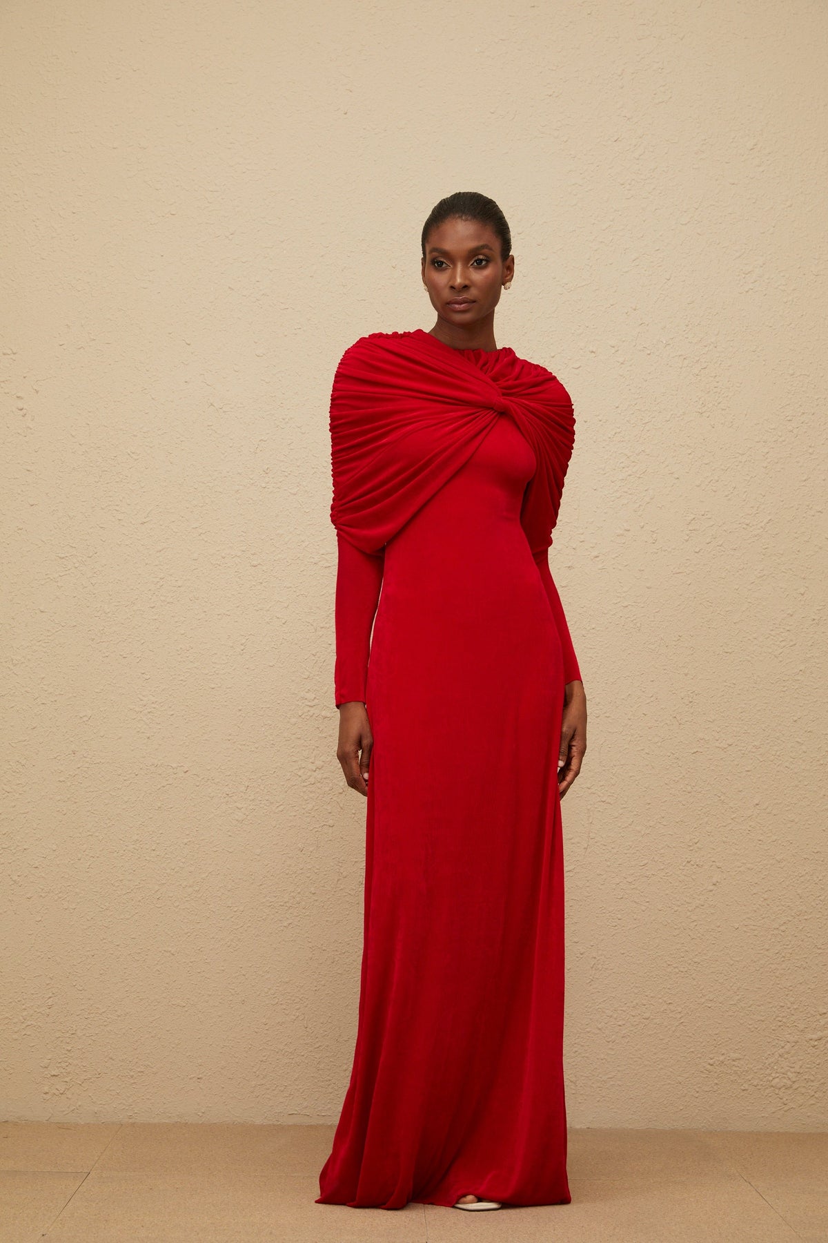 Moderne Red Cape-Design Ruched Maxi Dress
