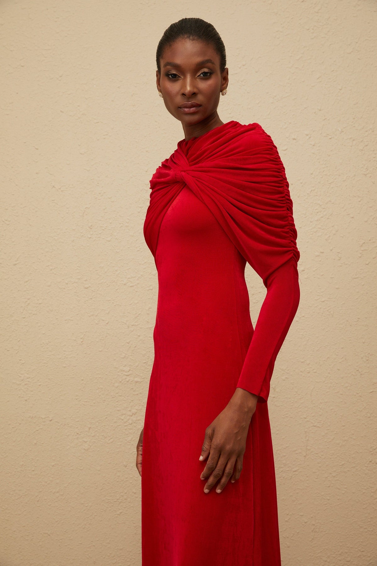 Moderne Red Cape-Design Ruched Maxi Dress