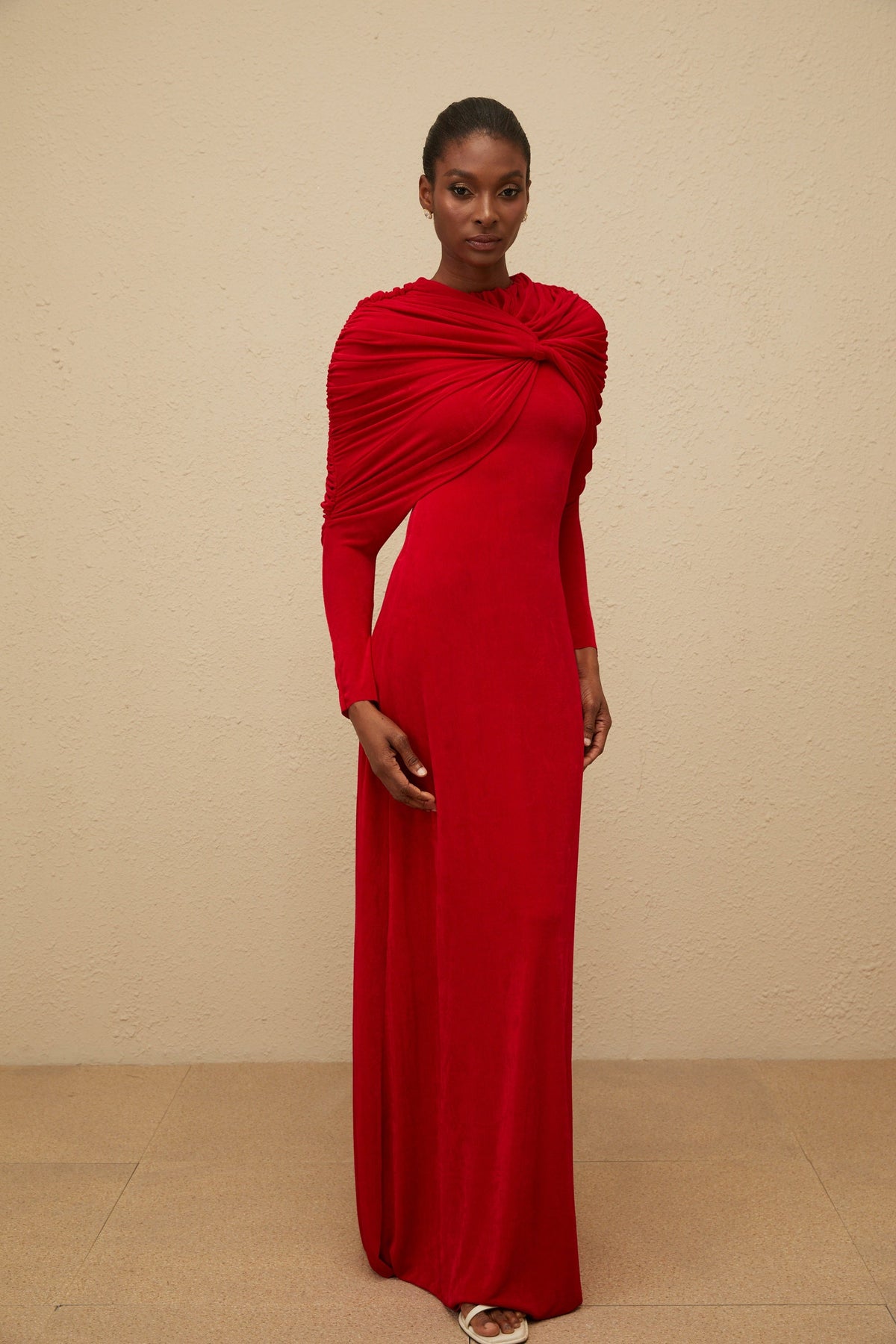 Moderne Red Cape-Design Ruched Maxi Dress