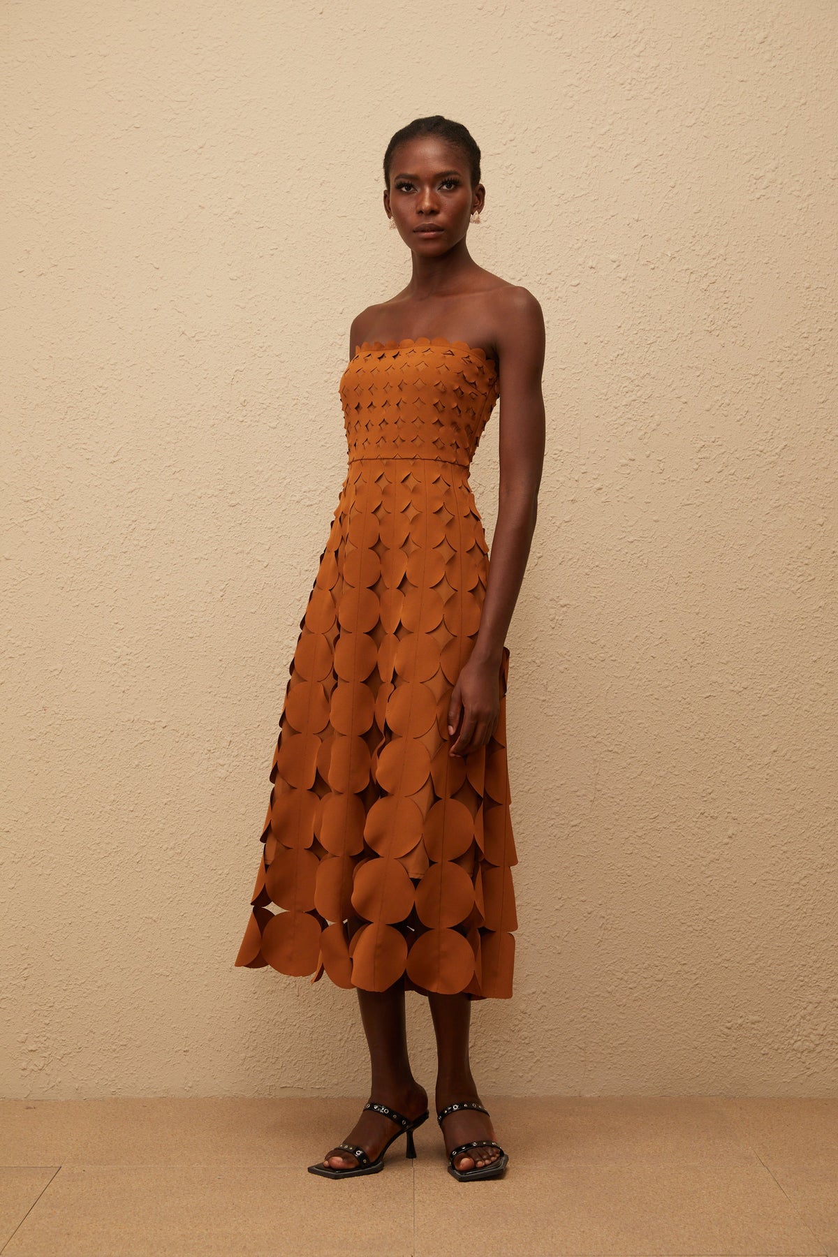 Daphné Brown Off Shoulder Scalloped Midi Dress