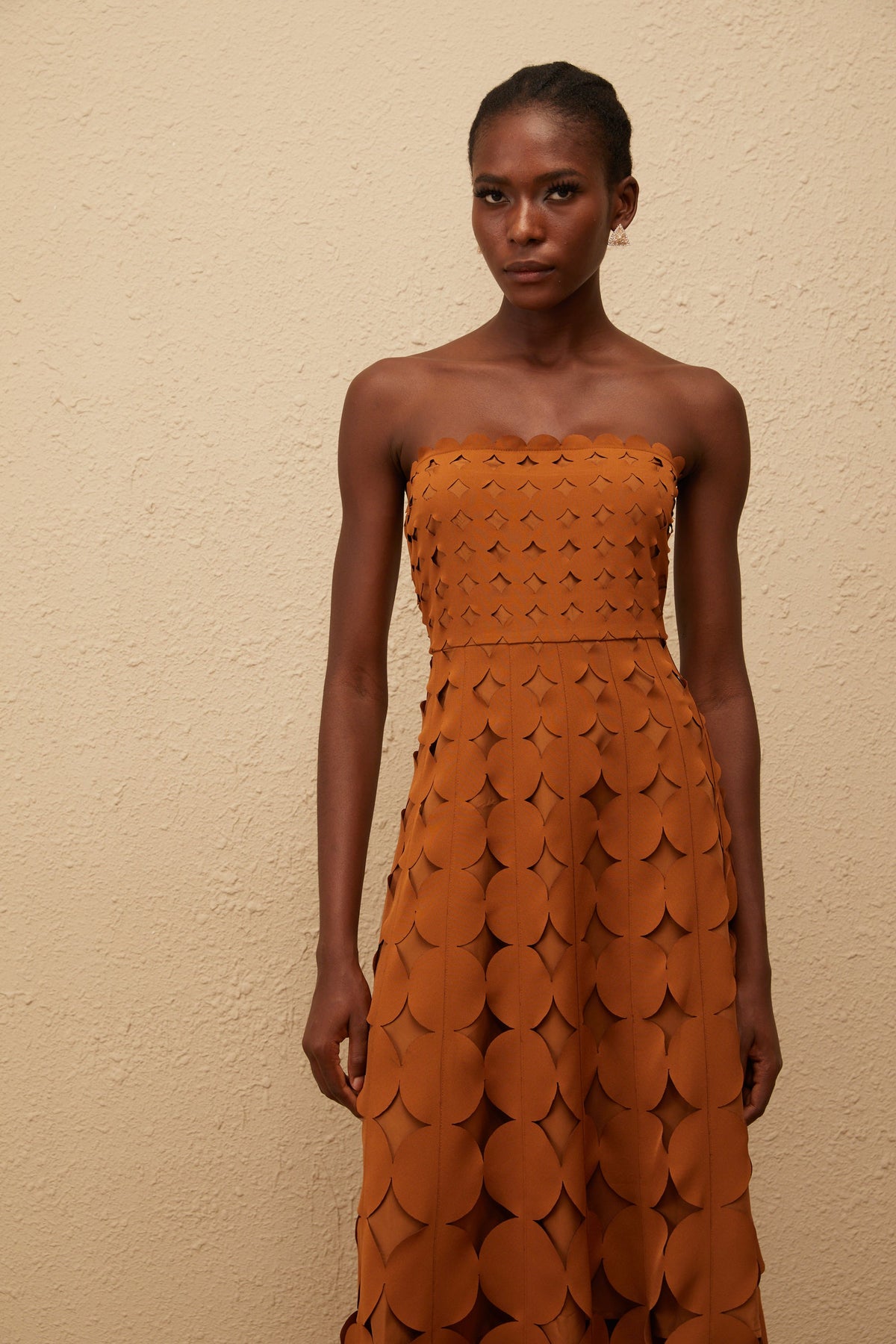 Daphné Brown Off Shoulder Scalloped Midi Dress