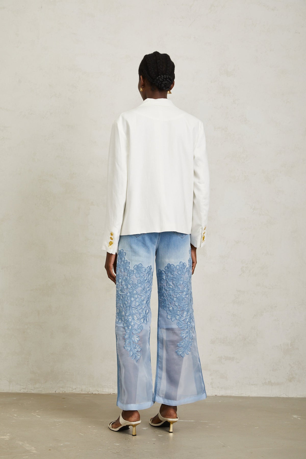 Éliane White Decorative Button Linen Blazer