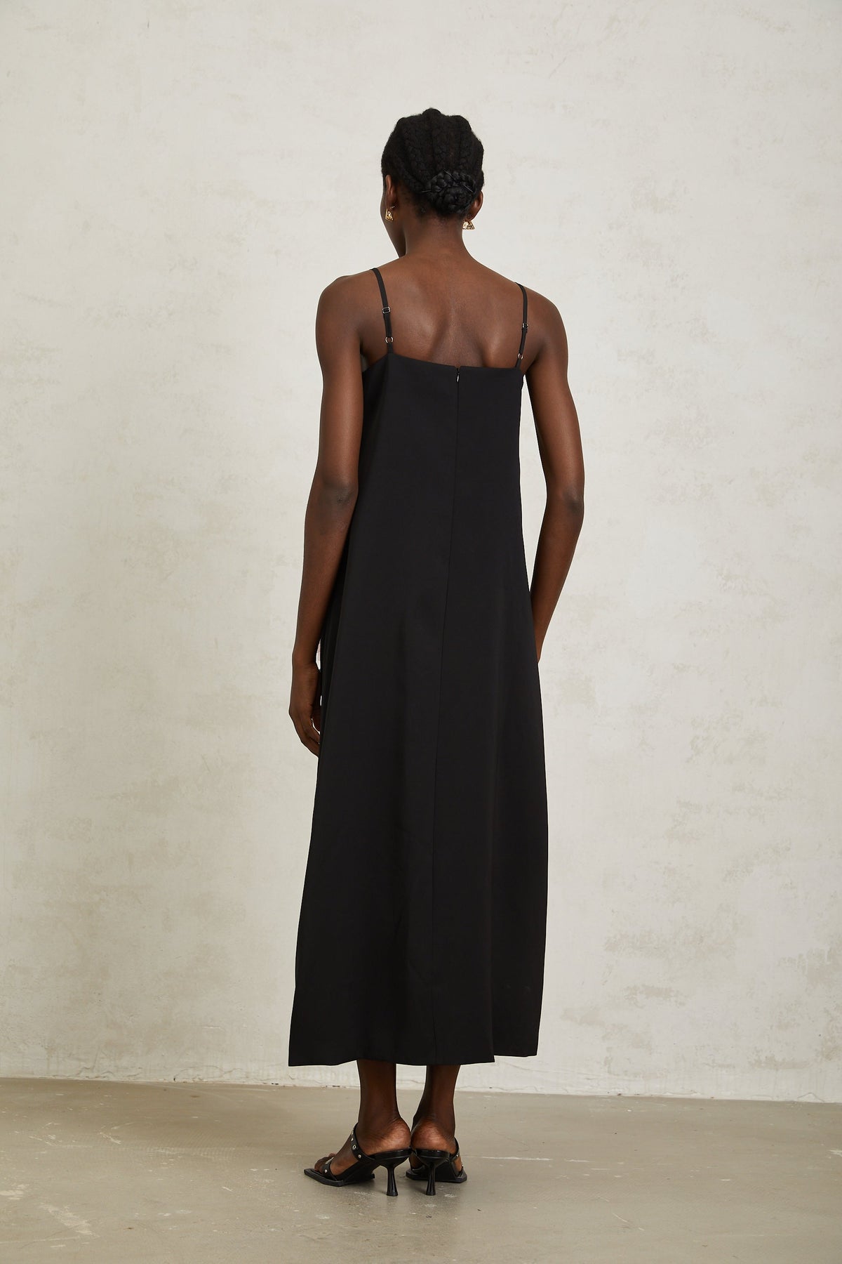 Véronique Black 3D Petal Sleeveless Midi Dress - black