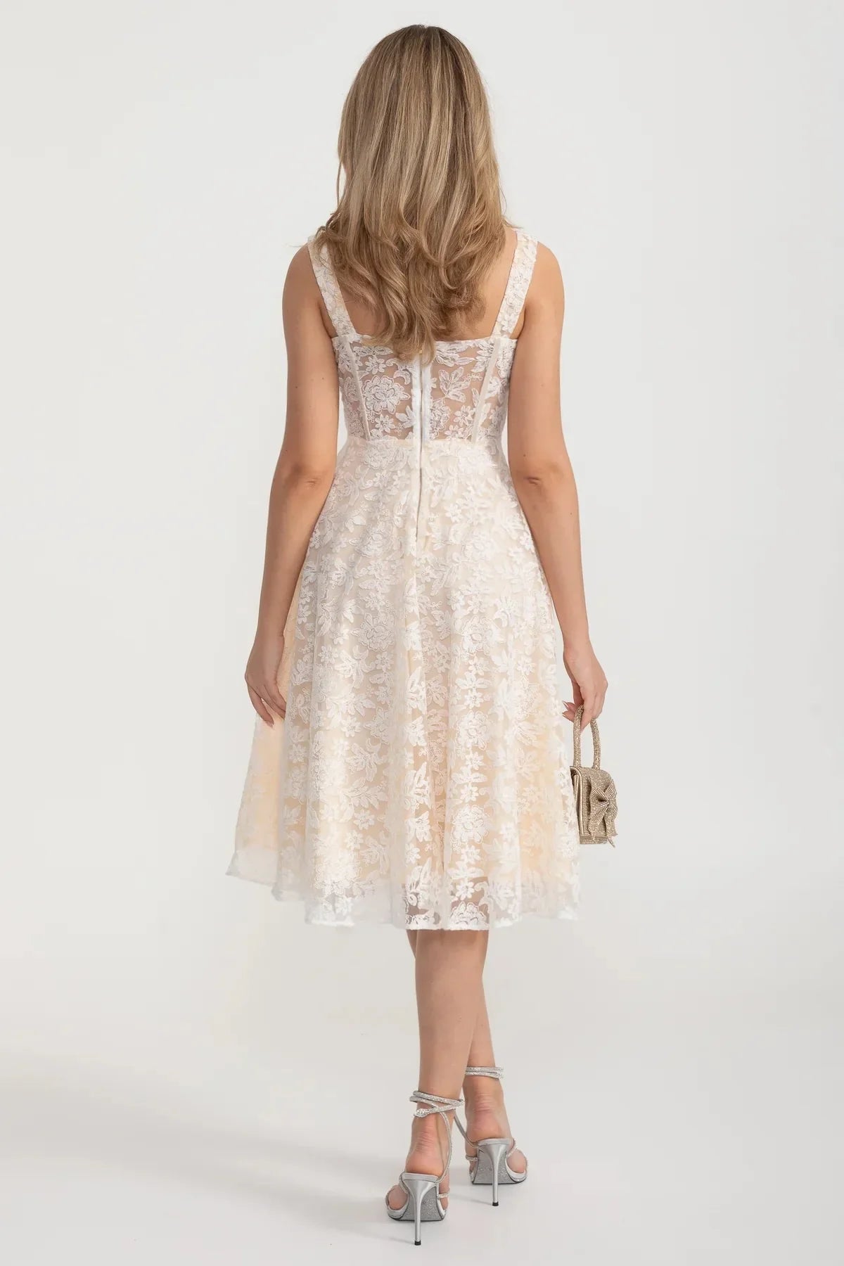 Elegant Lace Dress With Fitted Bodice And Delicate Floral Patterns - Ivoire