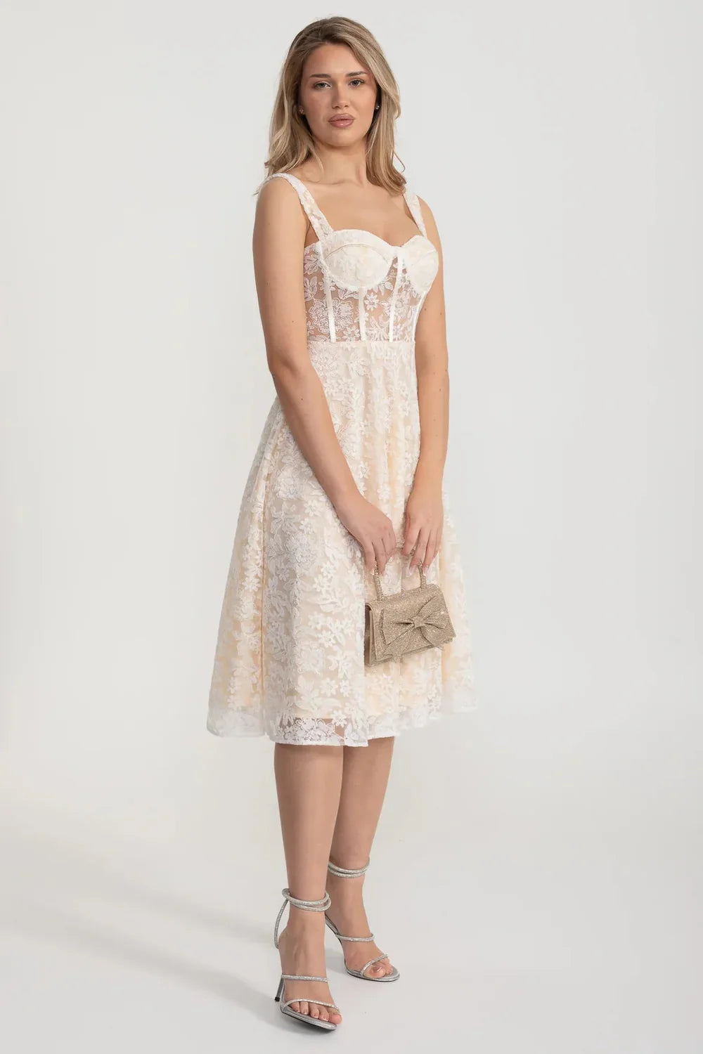 Elegant Lace Dress With Fitted Bodice And Delicate Floral Patterns - Ivoire