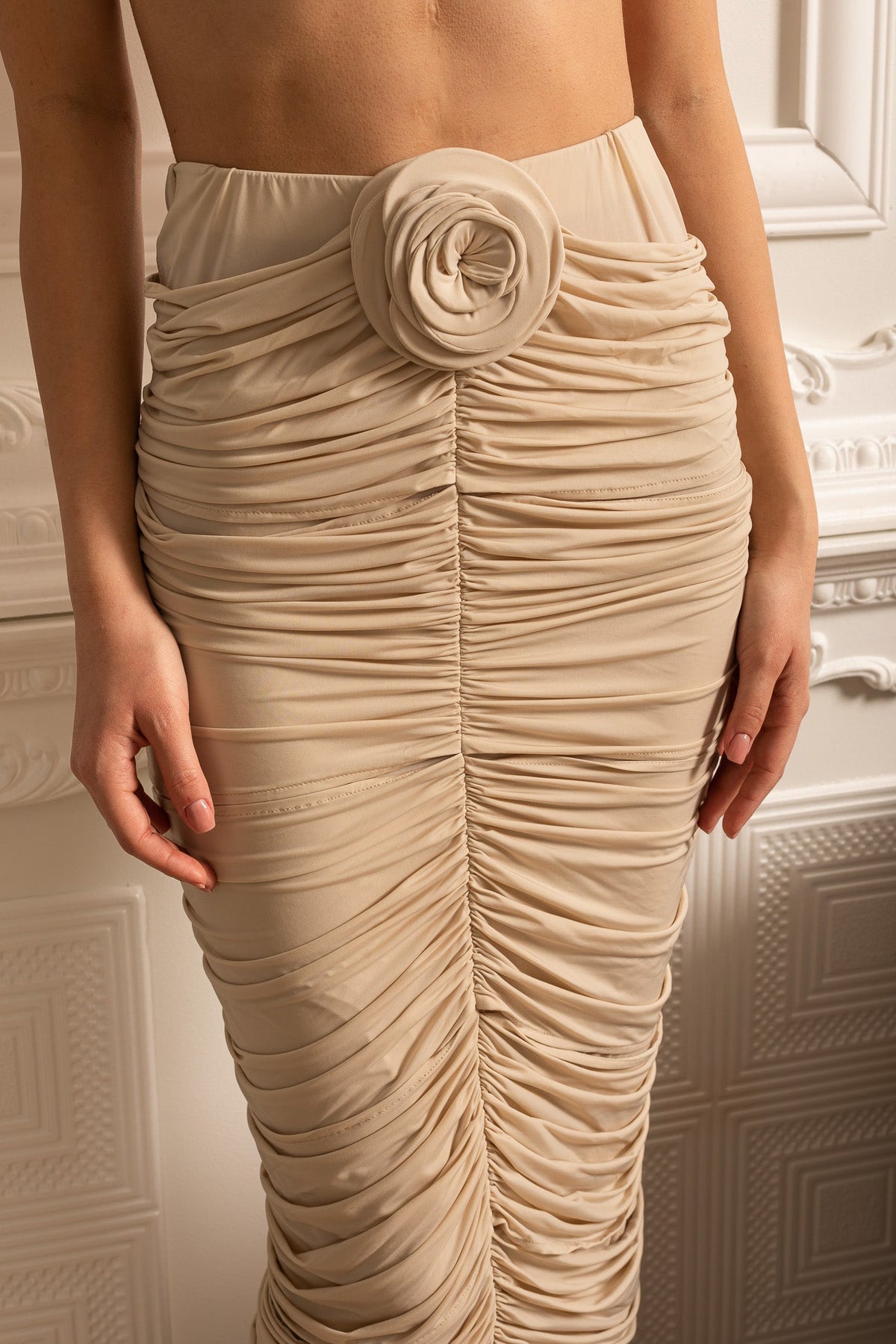 Ruched Skirt With Exquisite Floral Waist Accent  - Ivoire
