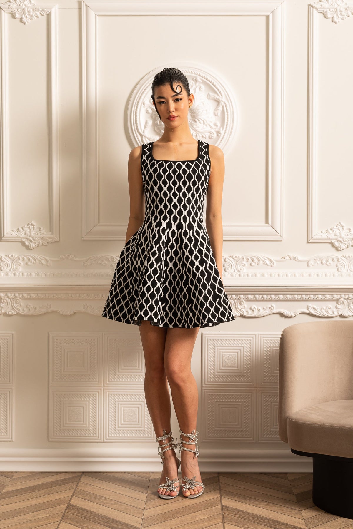 Elegant Mini Dress With White Wave Pattern - Black
