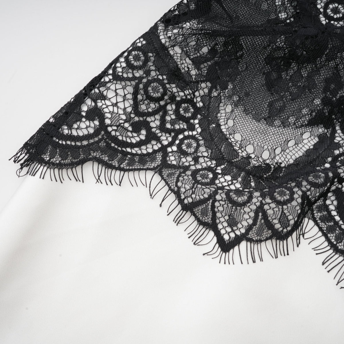 Éléonore contrast-color lace-detail maxi dress - White