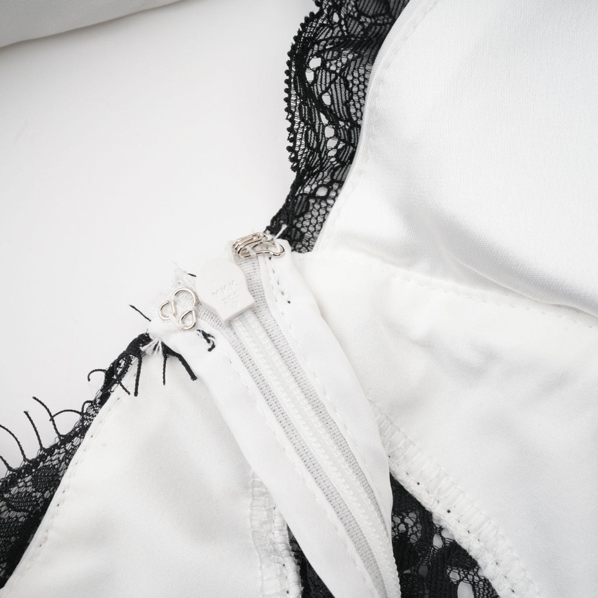 Éléonore contrast-color lace-detail maxi dress - White