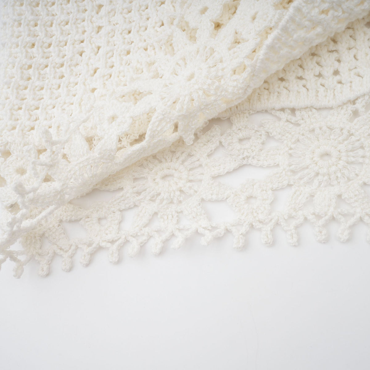 Gisèle White Floral Appliqué Crochet Knit Two-Piece Top and Shorts Set