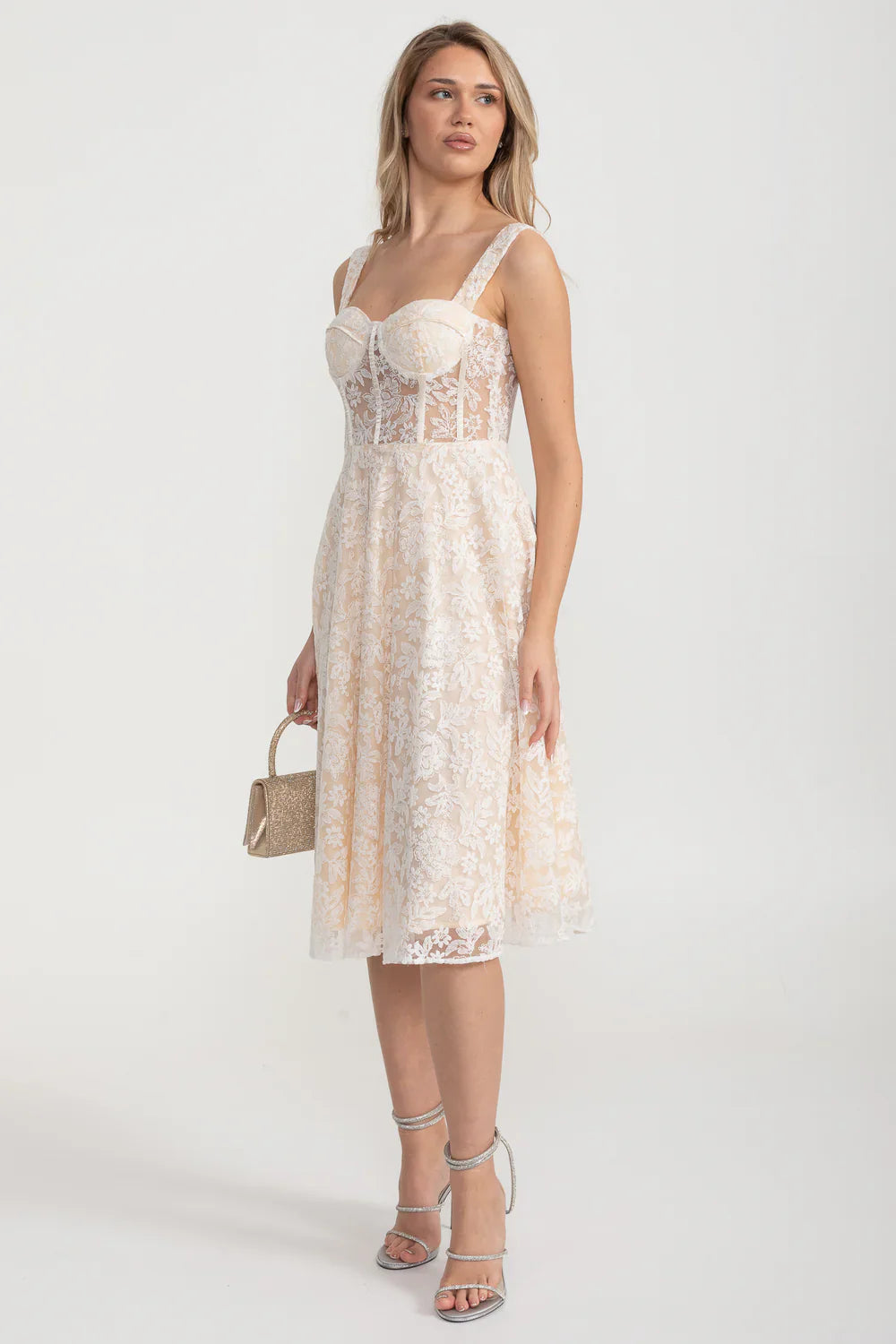 Elegant Lace Dress With Fitted Bodice And Delicate Floral Patterns - Ivoire