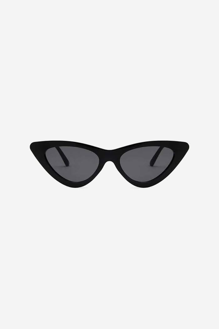 Sharp Cat-Eye Sunglasses with Sleek Frame Design – Black