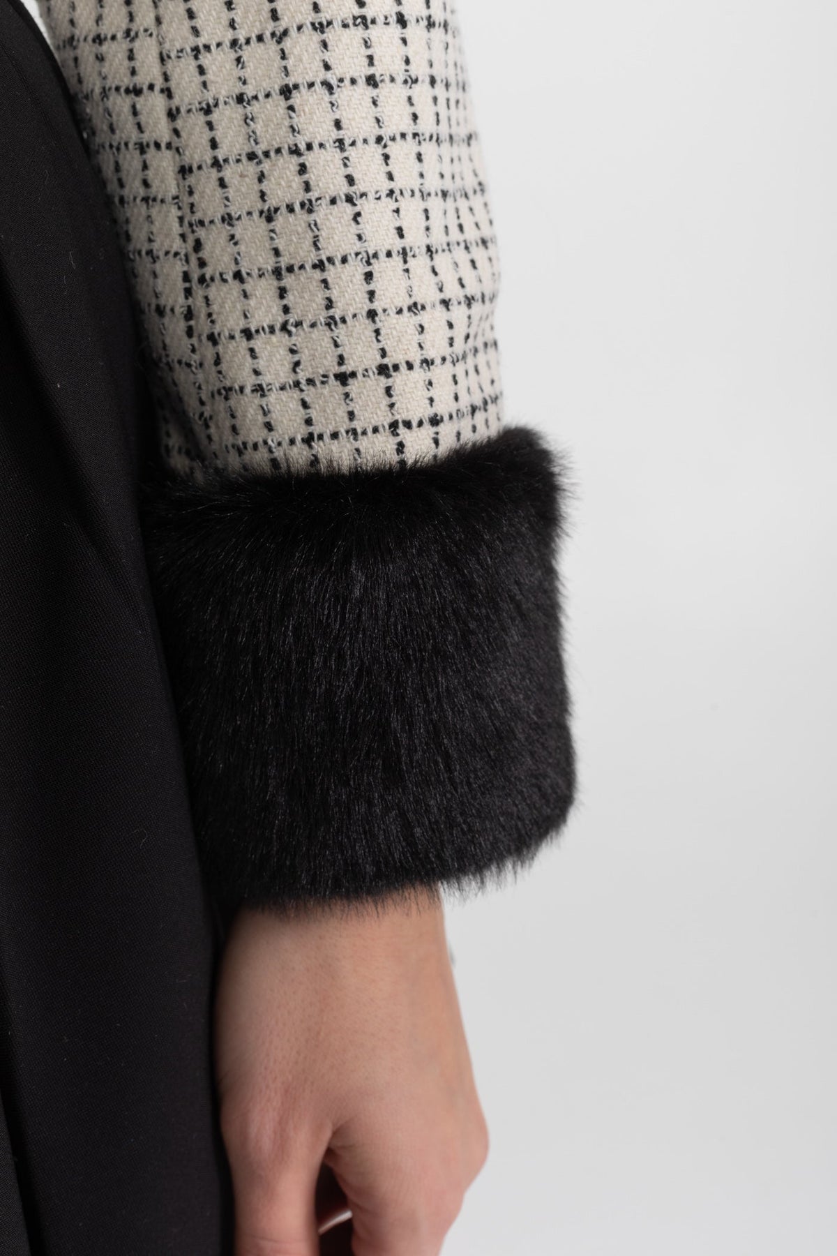 Textured Tweed Jacket with Embellished Fox Fur Collar – Ivoire & Black